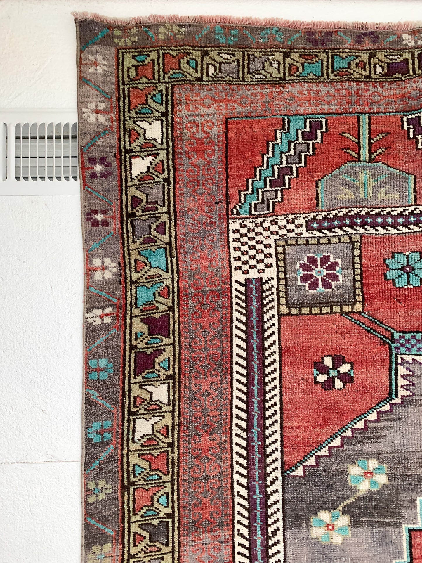 No. A1042 - 4.9' x 10.0' Vintage Turkish Area Rug