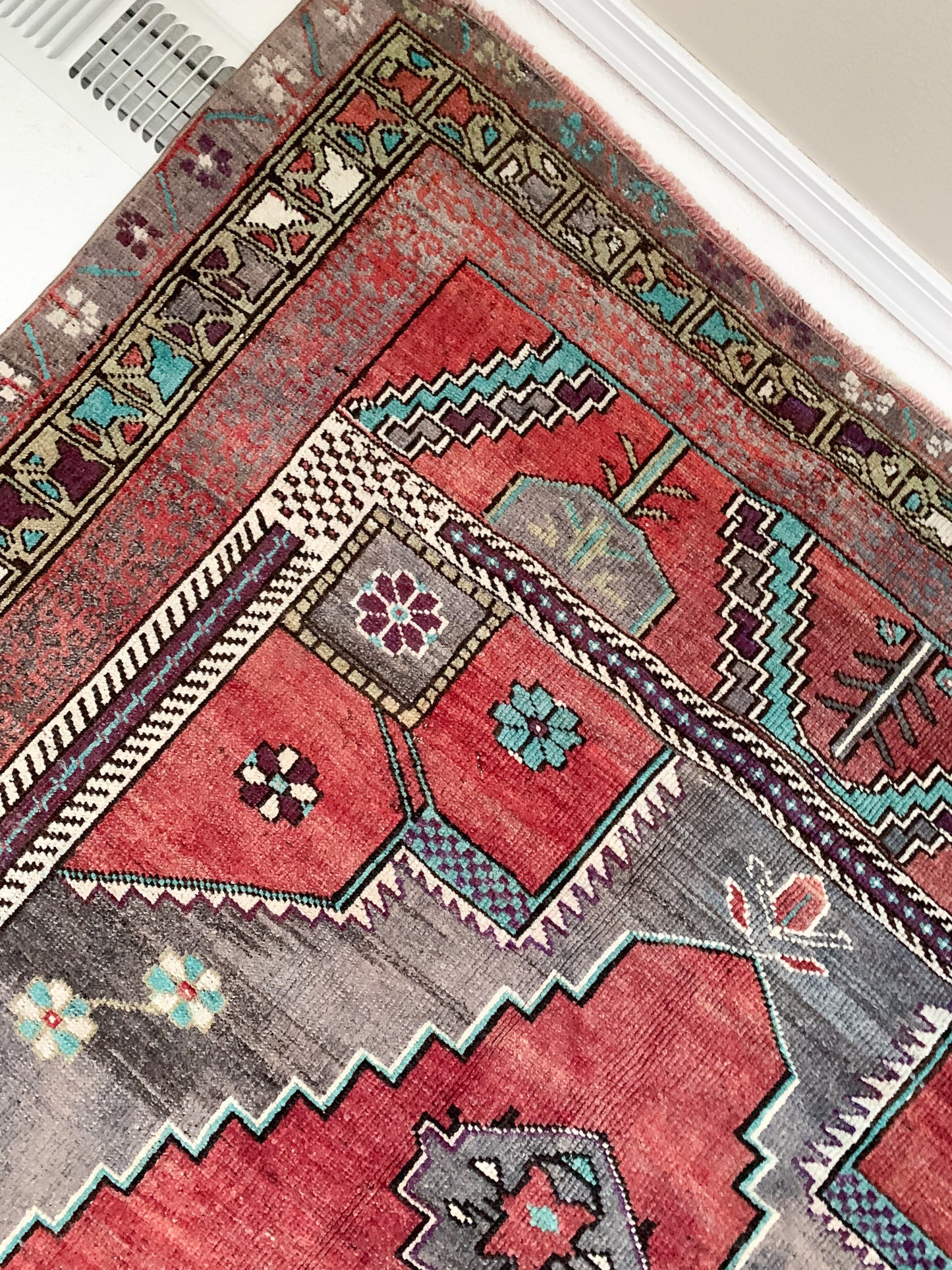 No. A1042 - 4.9' x 10.0' Vintage Turkish Area Rug