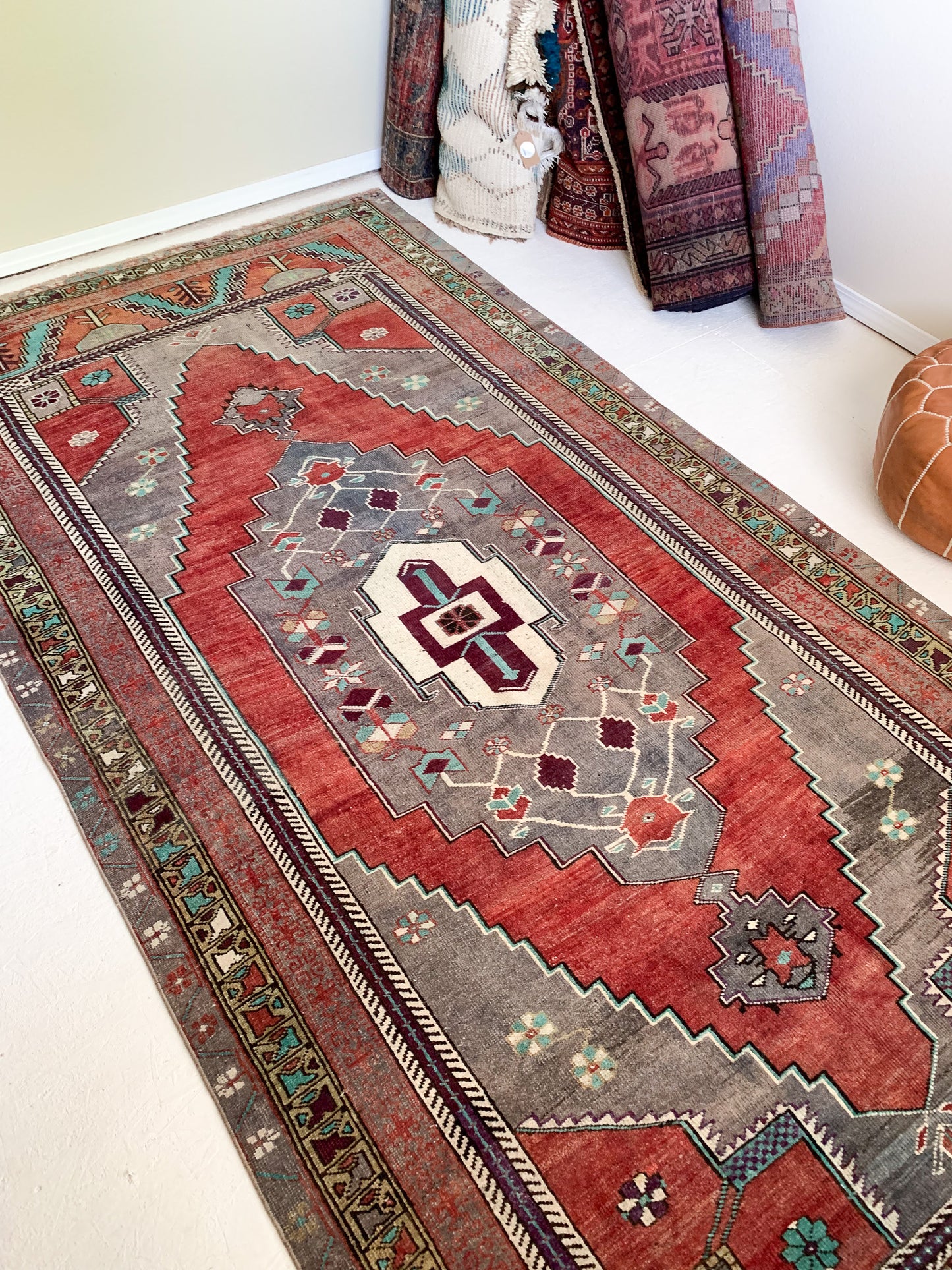 No. A1042 - 4.9' x 10.0' Vintage Turkish Area Rug