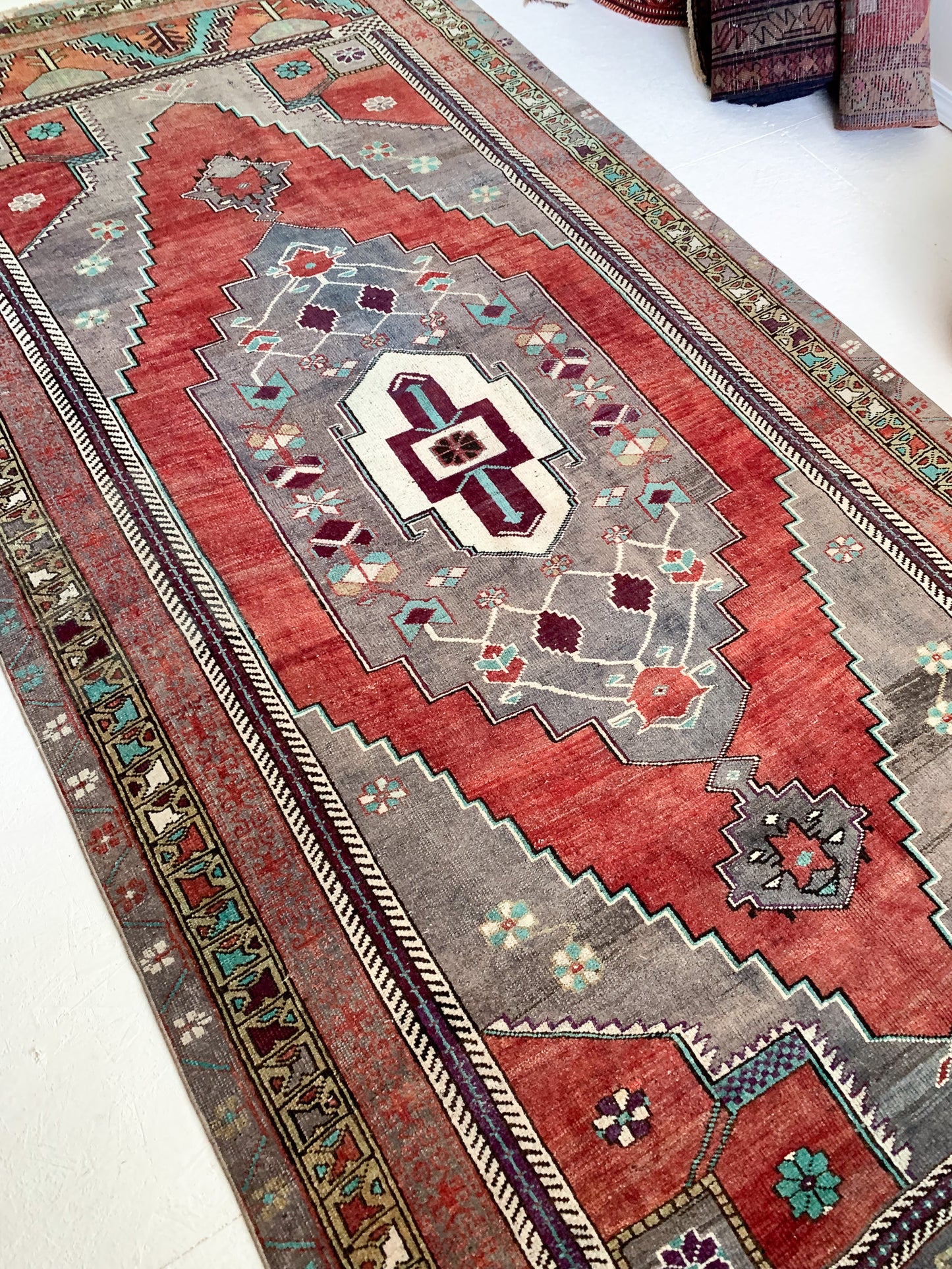 No. A1042 - 4.9' x 10.0' Vintage Turkish Area Rug