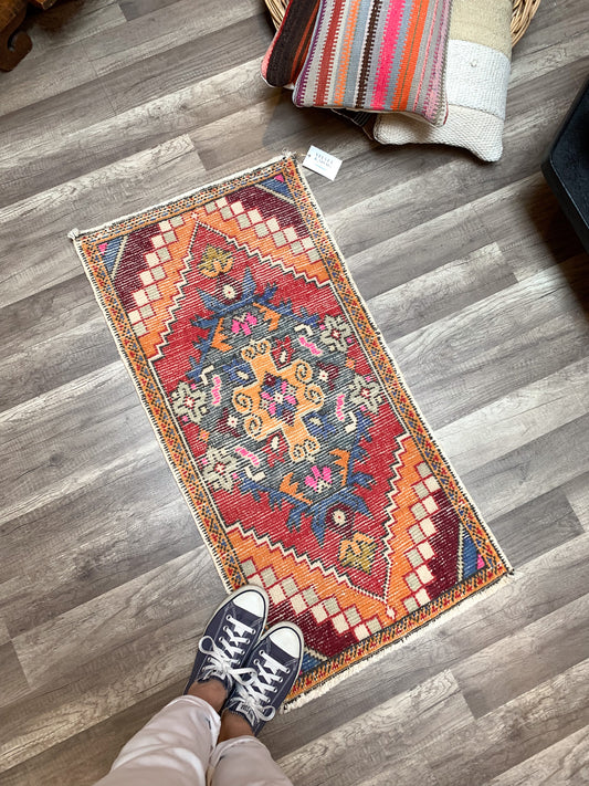 No. 606 - 1.7' x 3.3' Vintage Turkish Mini Rug