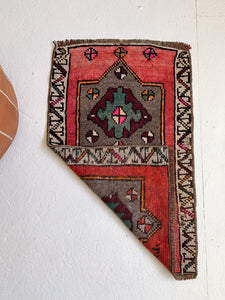 No. 546 - 1.7' x 2.8' Vintage Turkish Mini Rug