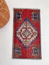 Load image into Gallery viewer, No. 548 - 1.6&#39; x 3.0&#39; Vintage Turkish Mini Rug
