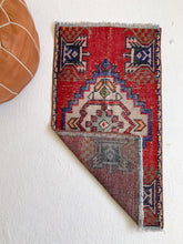 Load image into Gallery viewer, No. 548 - 1.6&#39; x 3.0&#39; Vintage Turkish Mini Rug
