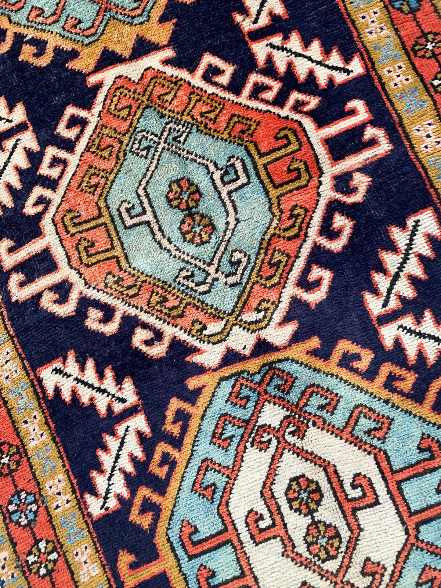 A1115- 2.8' x 4.9' Vintage Persian Tribal Area Rug