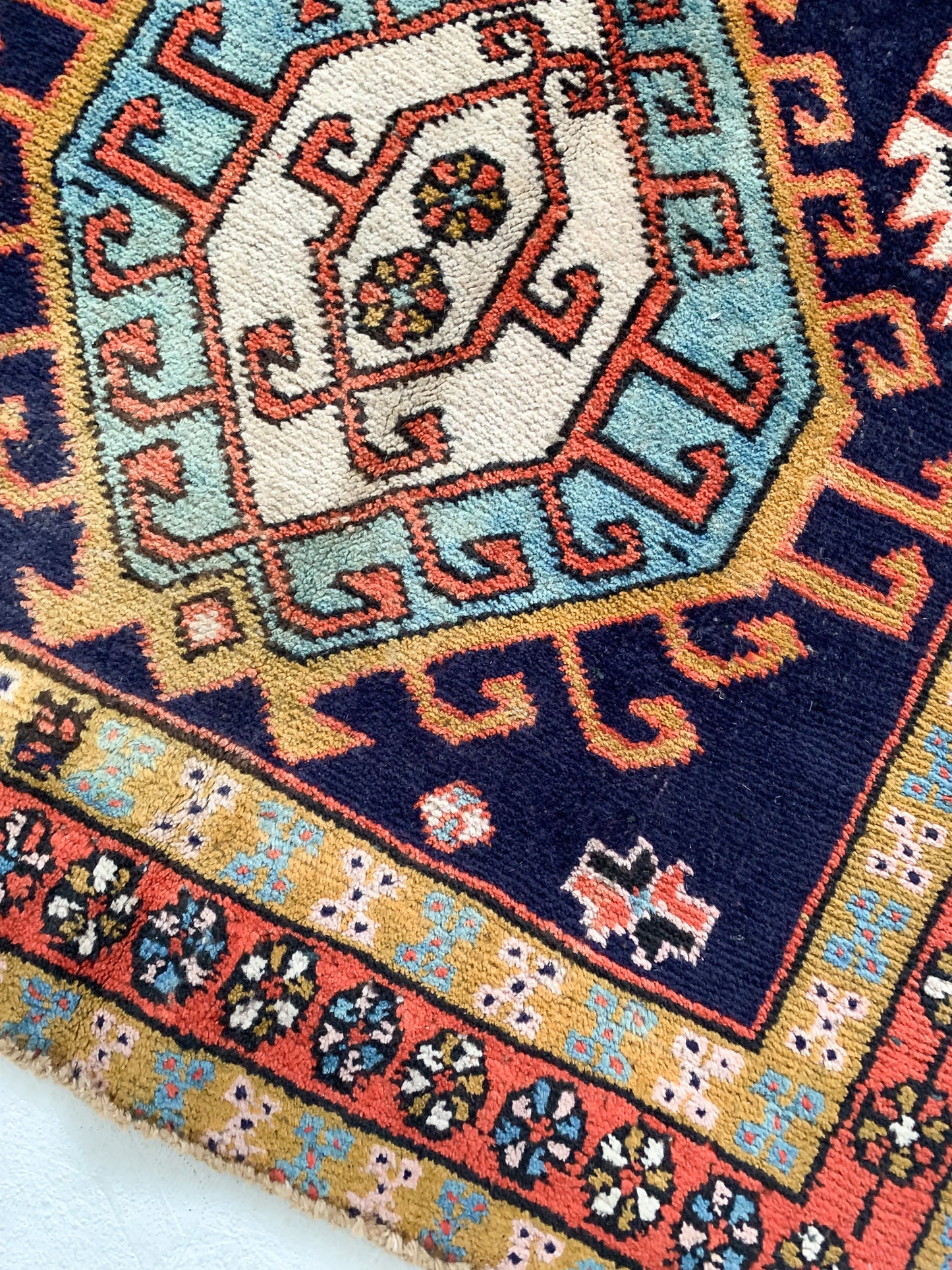 A1115- 2.8' x 4.9' Vintage Persian Tribal Area Rug