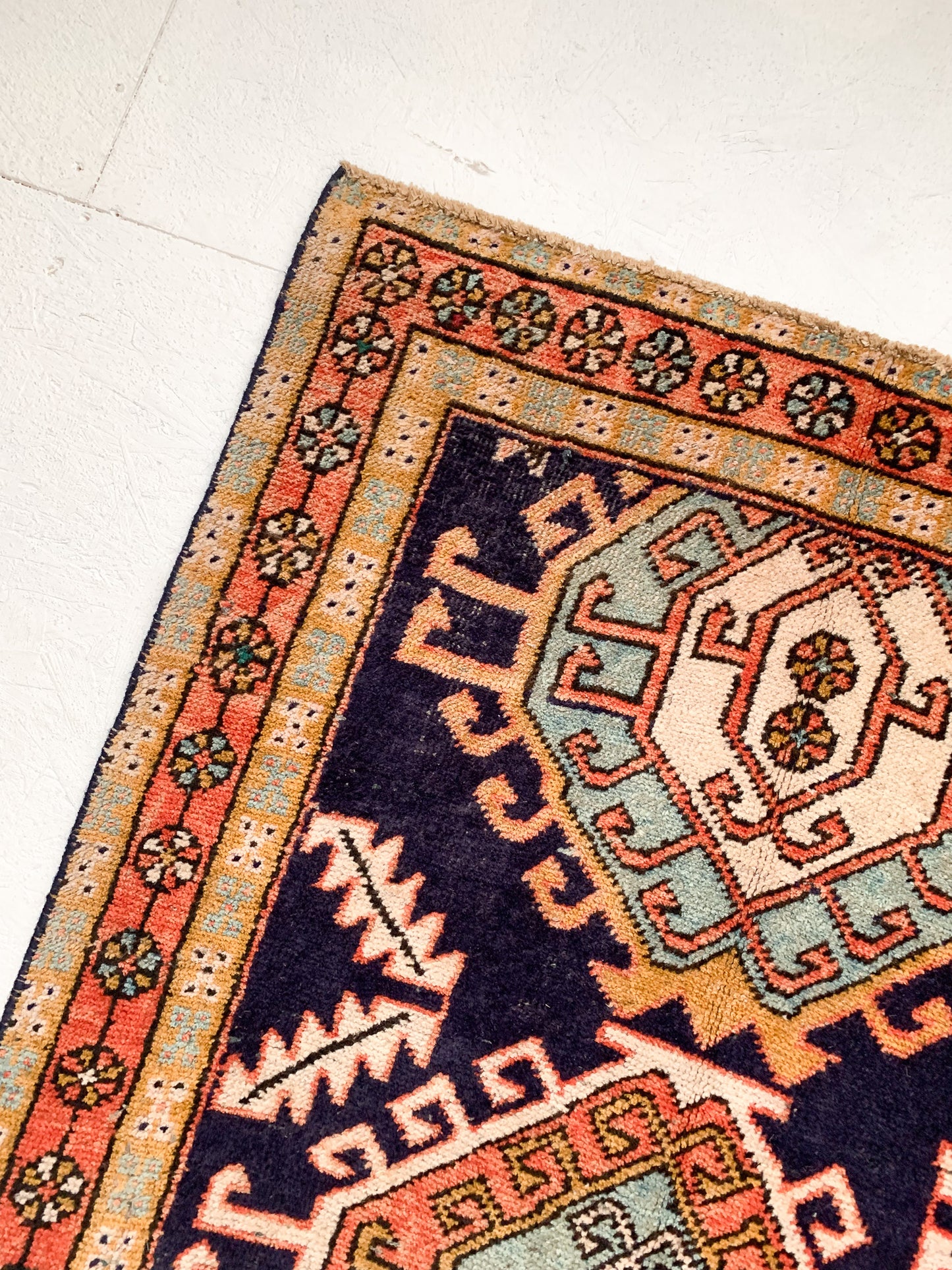 A1115- 2.8' x 4.9' Vintage Persian Tribal Area Rug