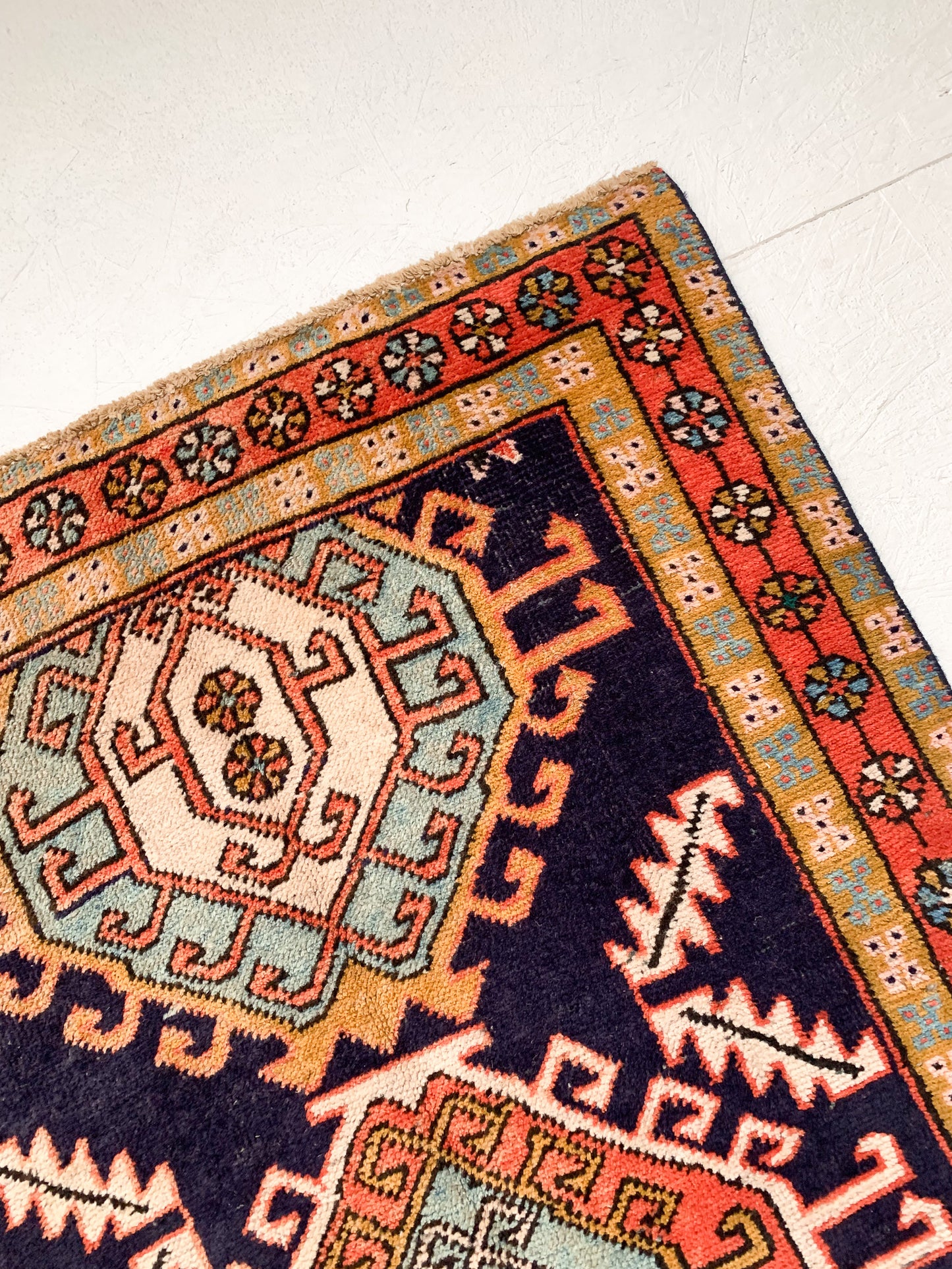 A1115- 2.8' x 4.9' Vintage Persian Tribal Area Rug