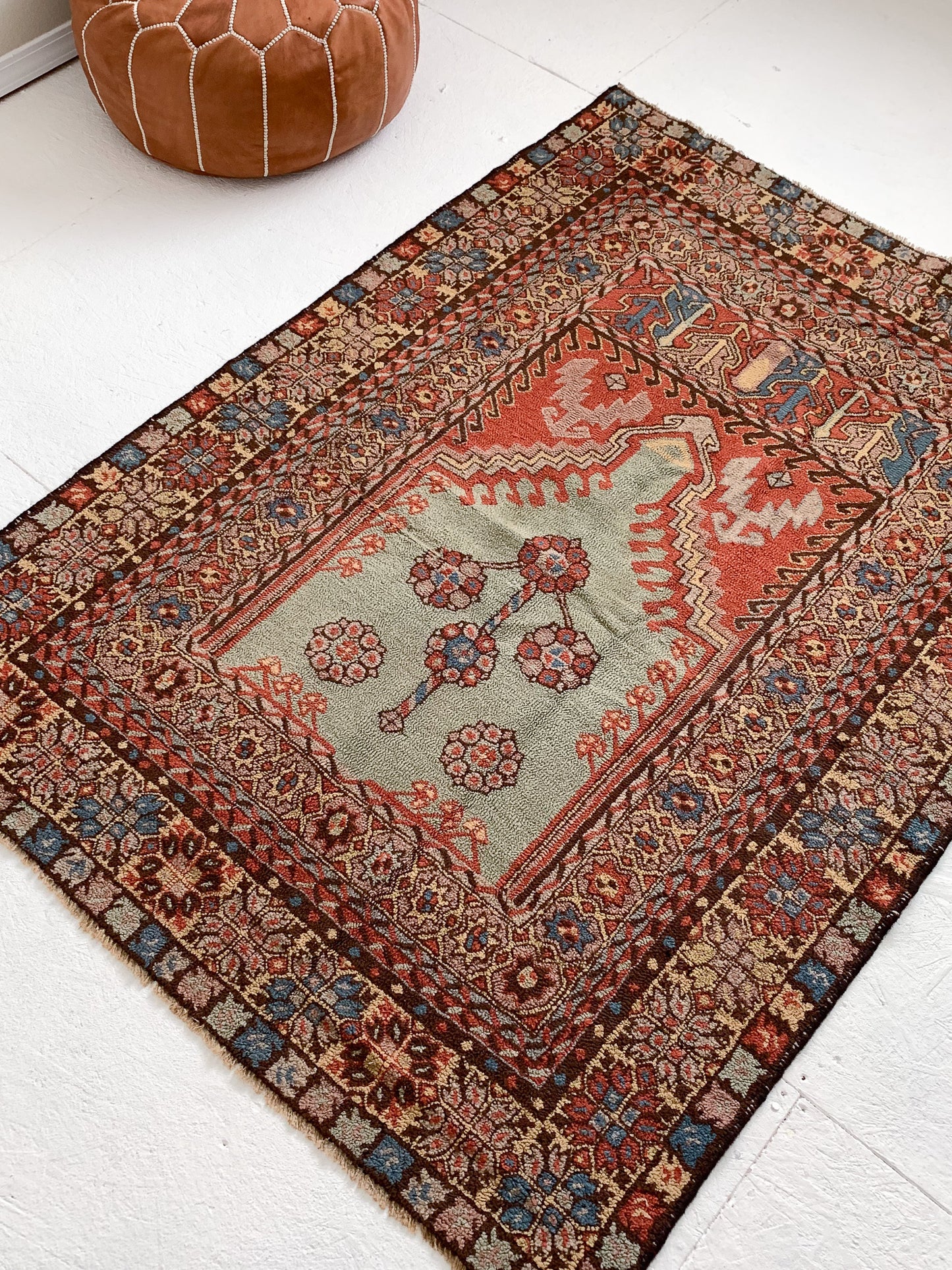 A1116- 3.9' x 5.6' Vintage Turkish Prayer Area Rug