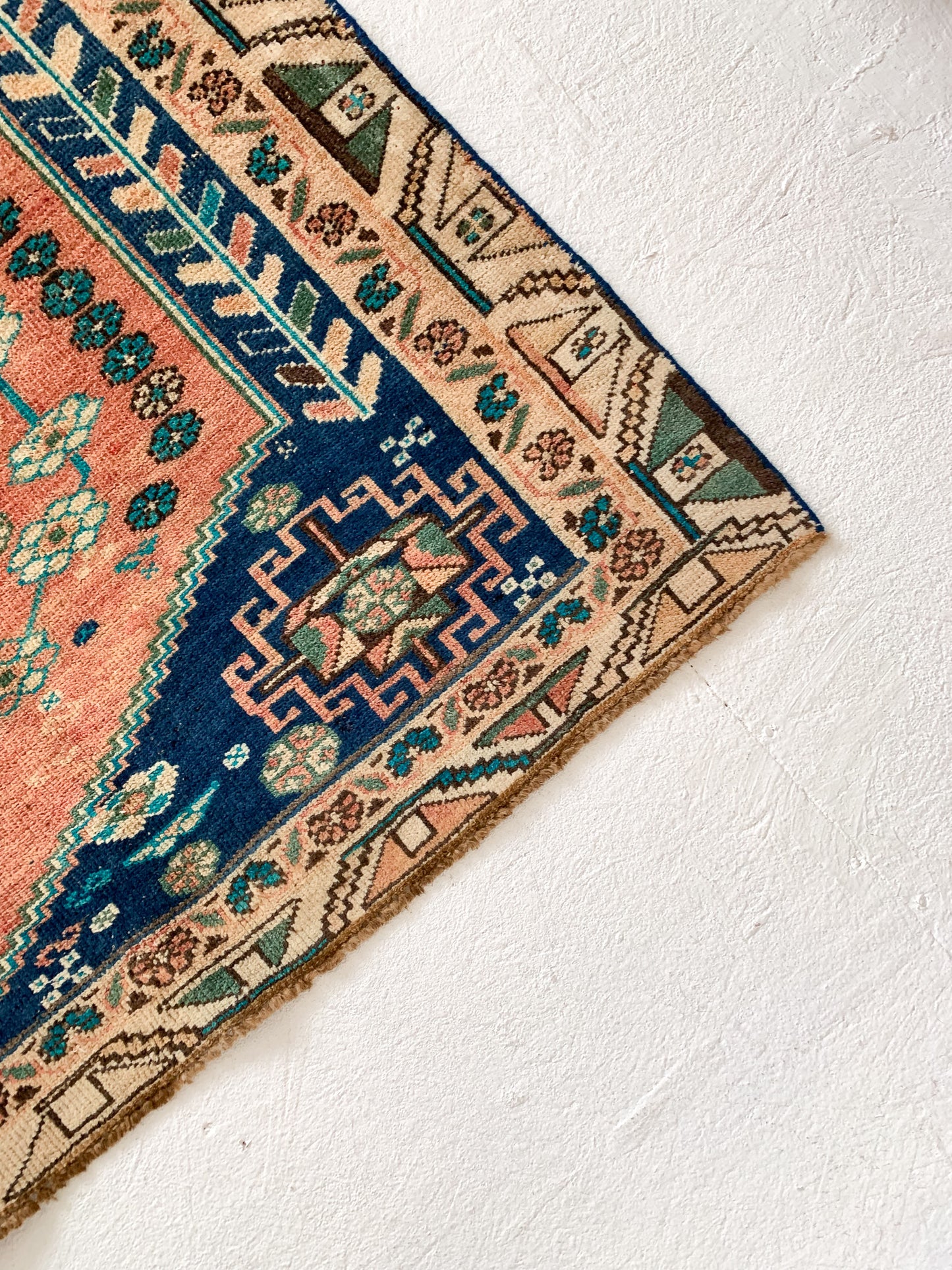 A1118 - 4.3' x 7.3' Vintage Persian Shiraz Area Rug