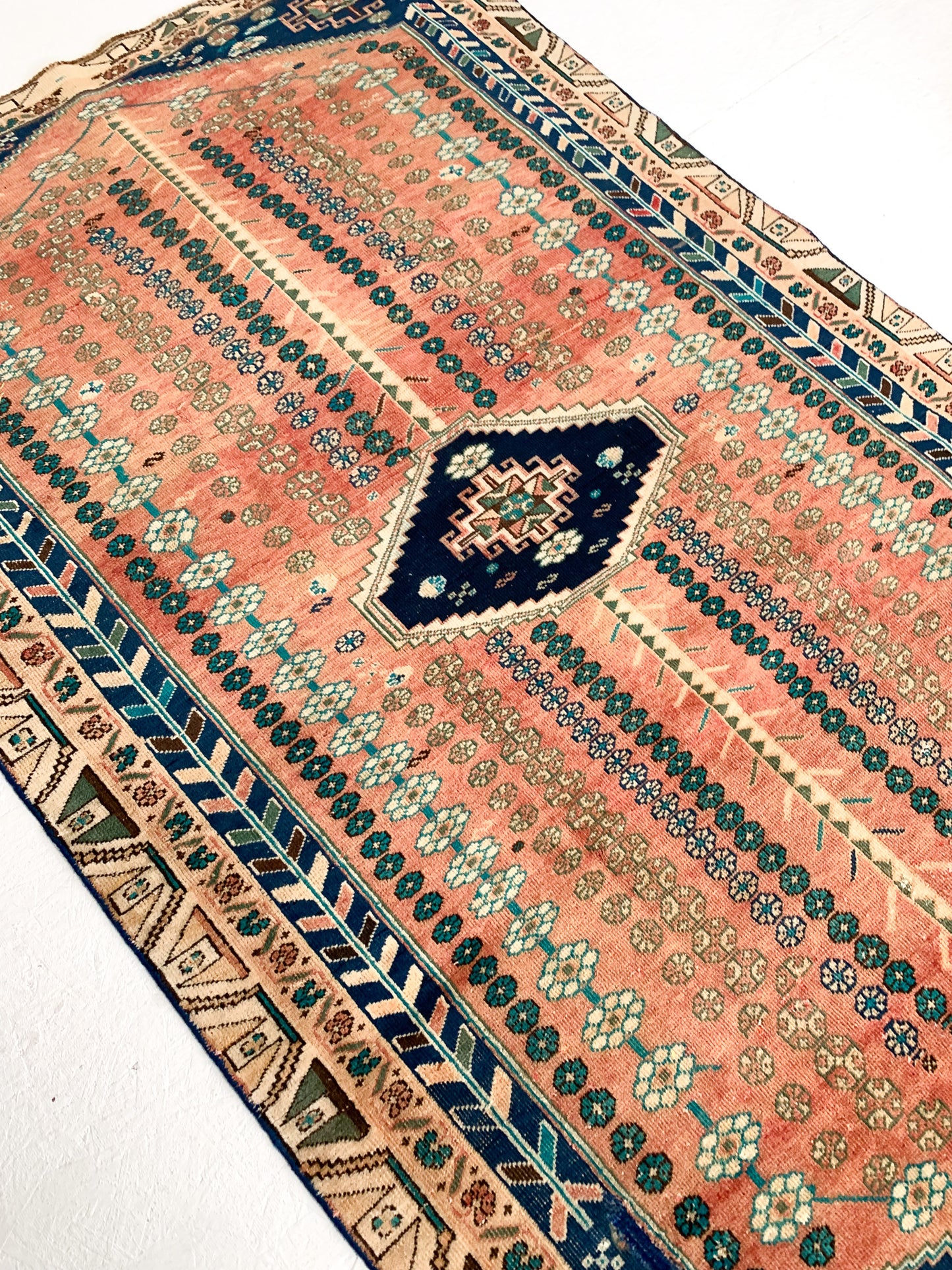 A1118 - 4.3' x 7.3' Vintage Persian Shiraz Area Rug