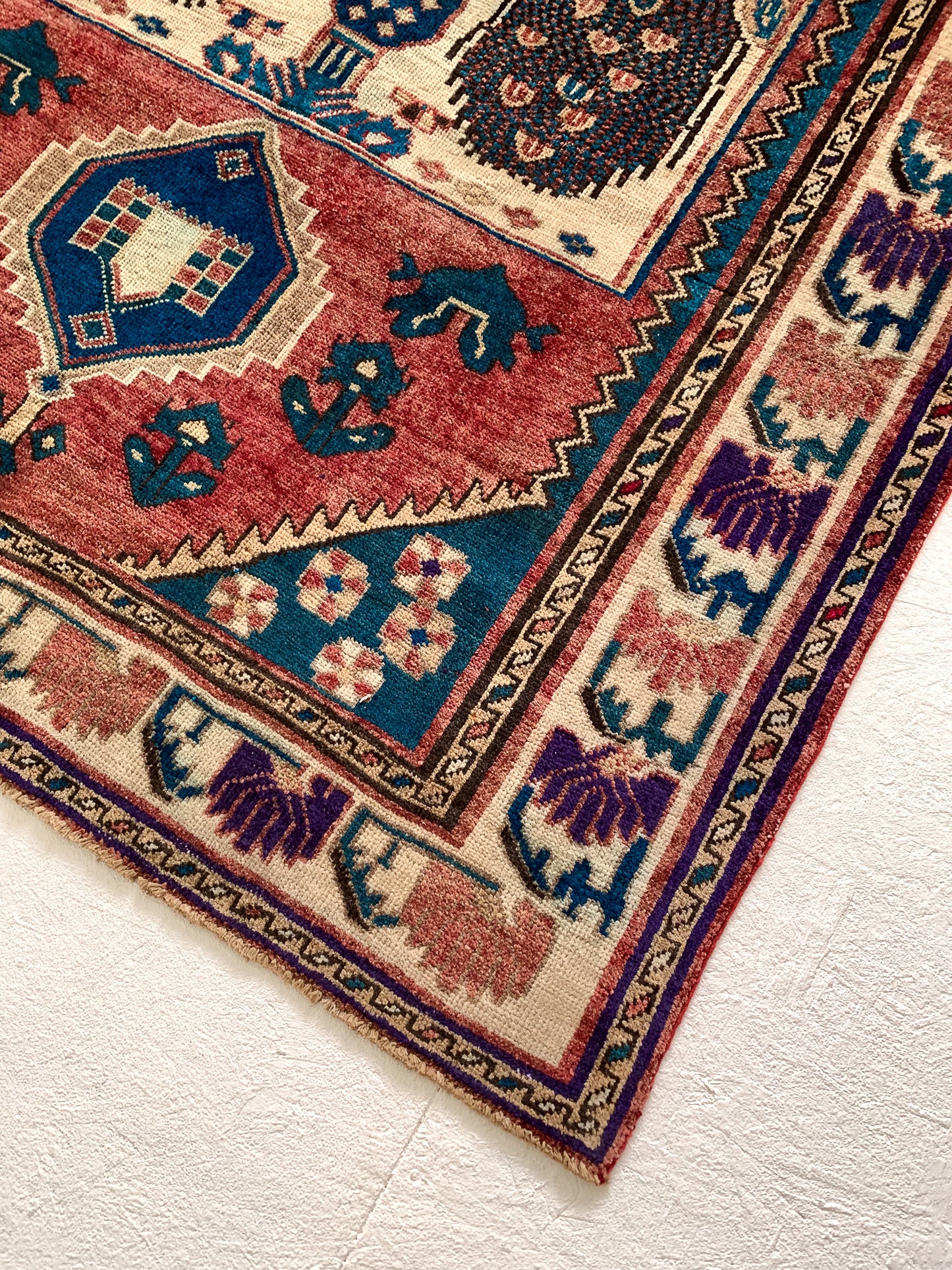 A1119 - 4.5' x 7.5' Vintage Persian Shiraz Area Rug