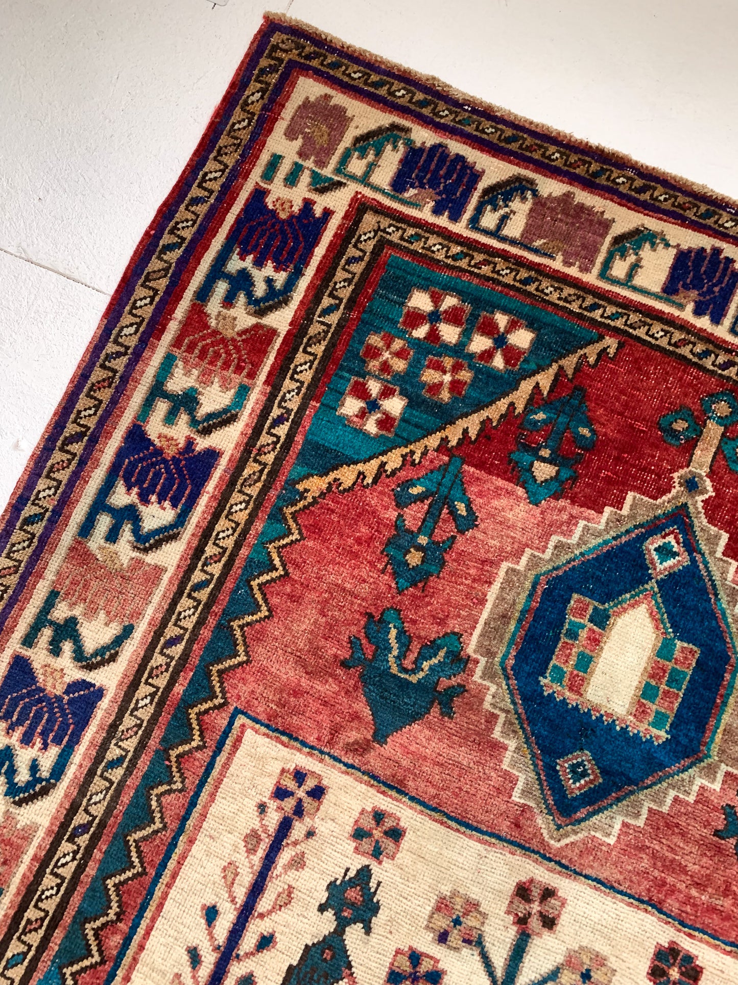 A1119 - 4.5' x 7.5' Vintage Persian Shiraz Area Rug