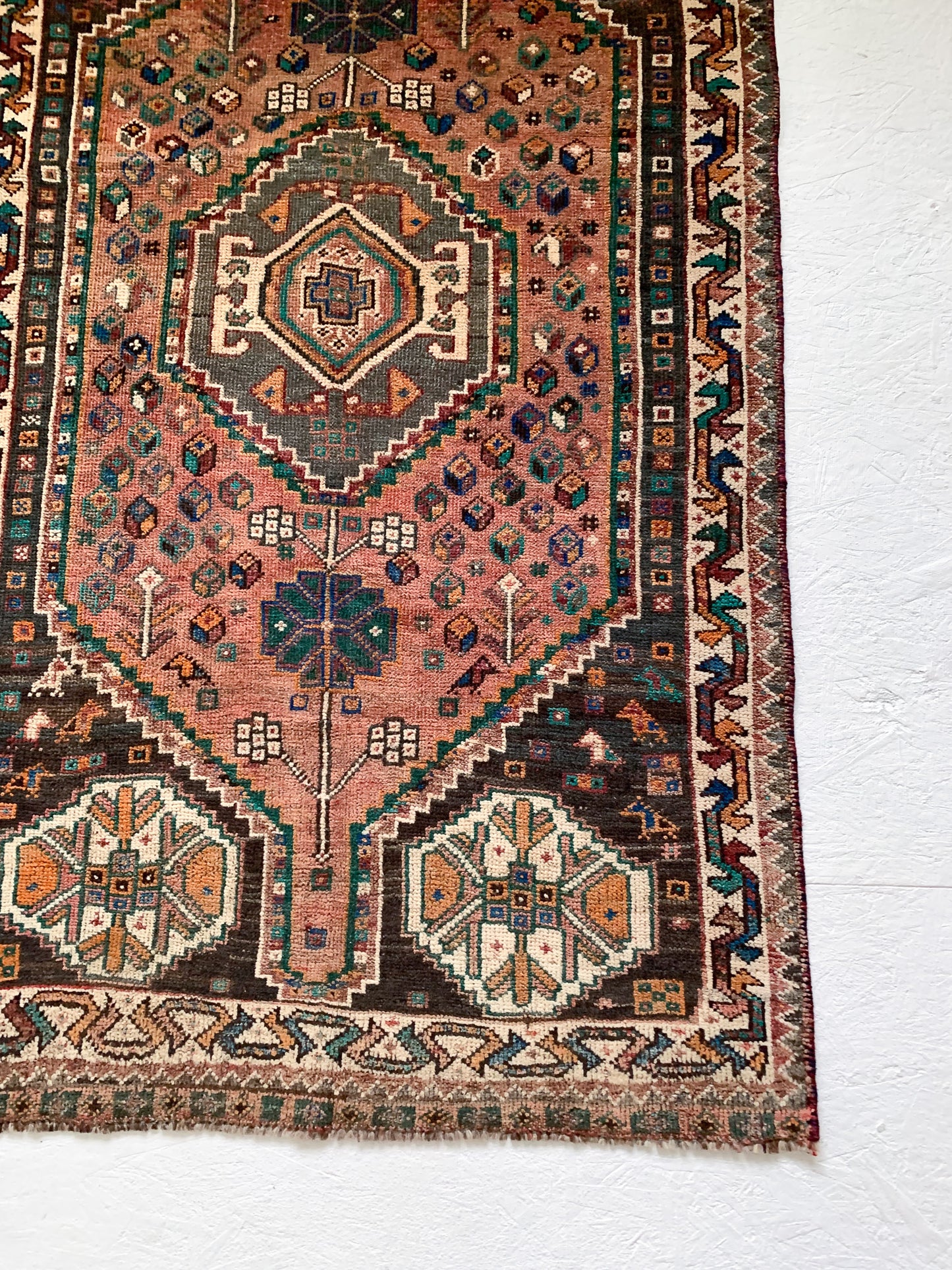 A1121 - 2.8' x 5.0' Vintage Persian Shiraz Area Rug