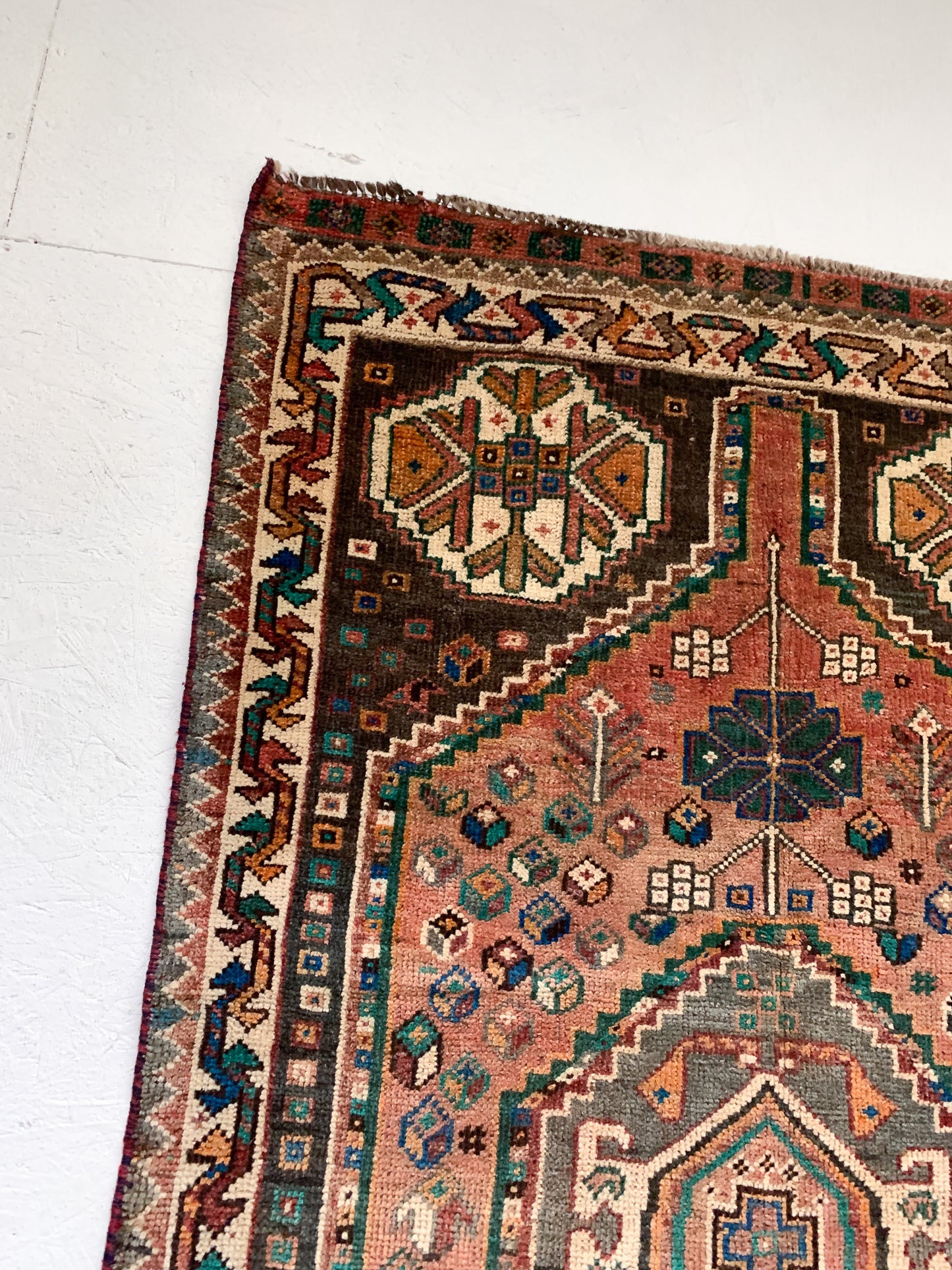 A1121 - 2.8' x 5.0' Vintage Persian Shiraz Area Rug