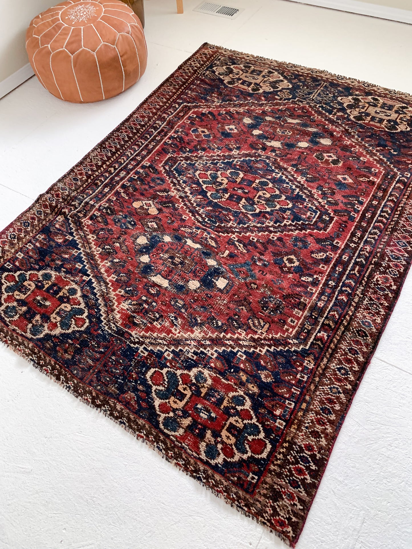 A1122 - 4.5' x 6.1' Vintage Persian Shiraz Area Rug