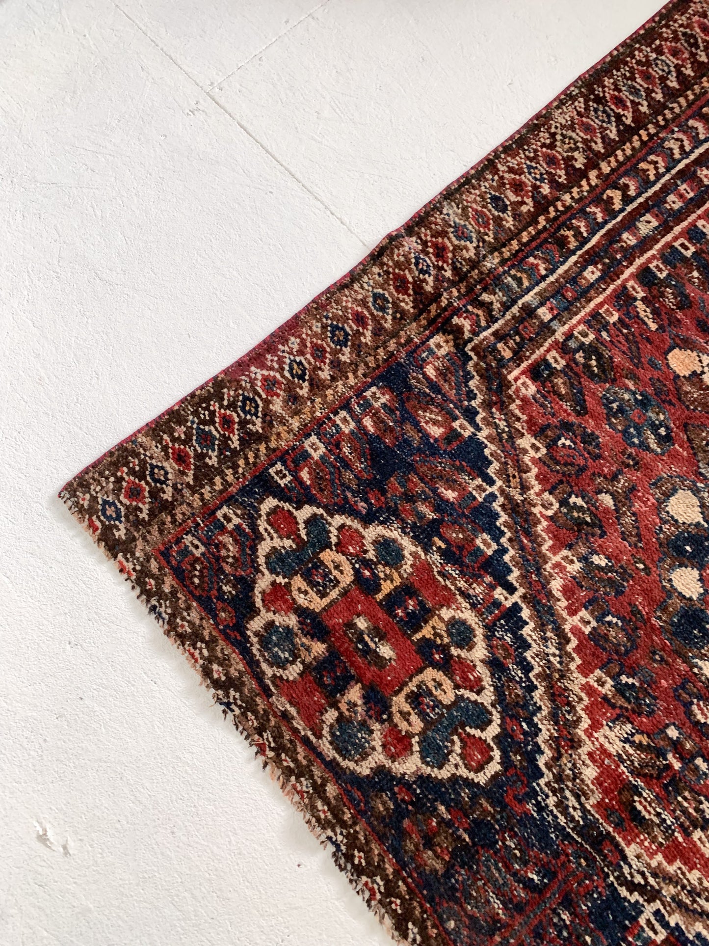 A1122 - 4.5' x 6.1' Vintage Persian Shiraz Area Rug