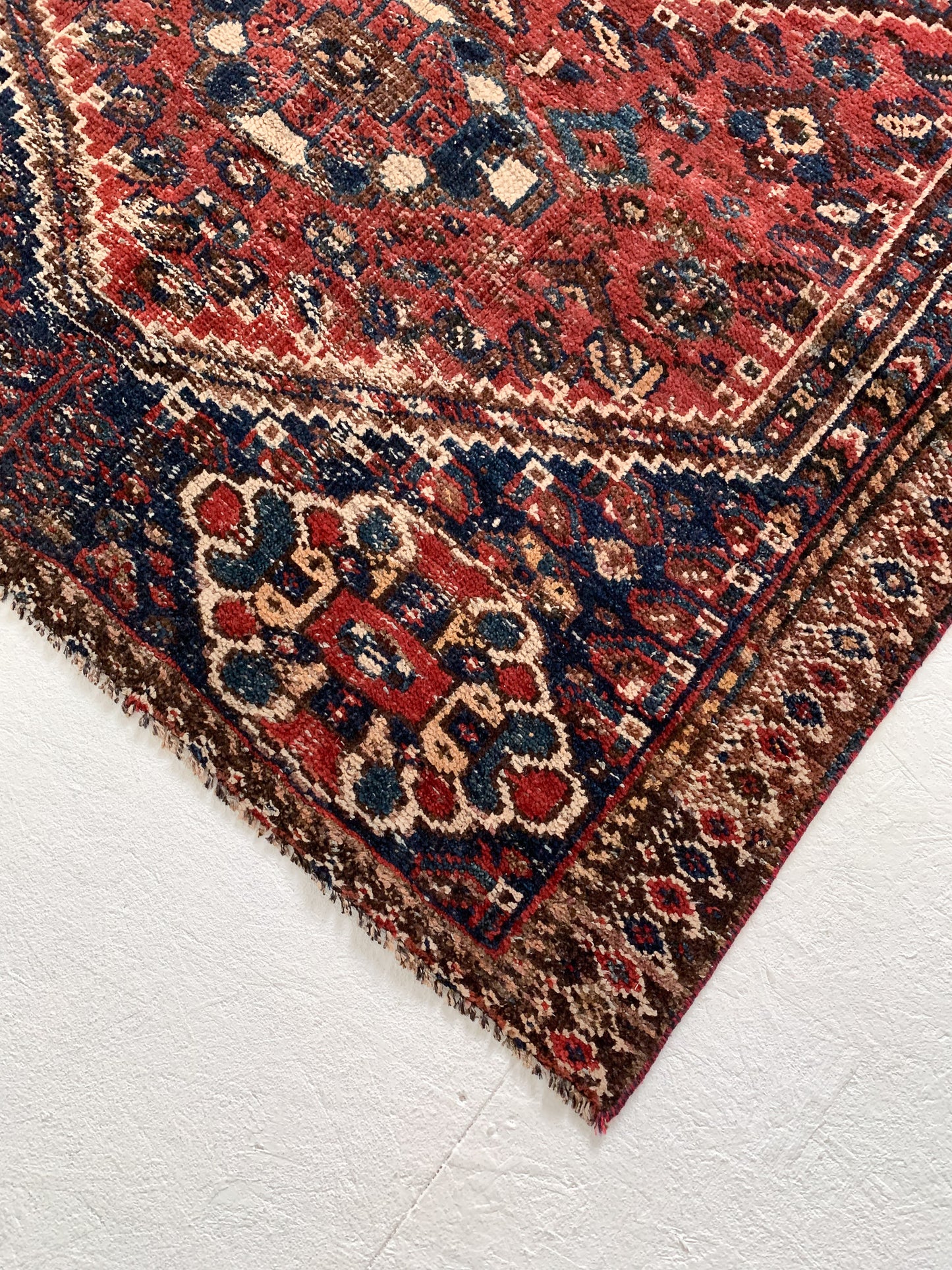 A1122 - 4.5' x 6.1' Vintage Persian Shiraz Area Rug