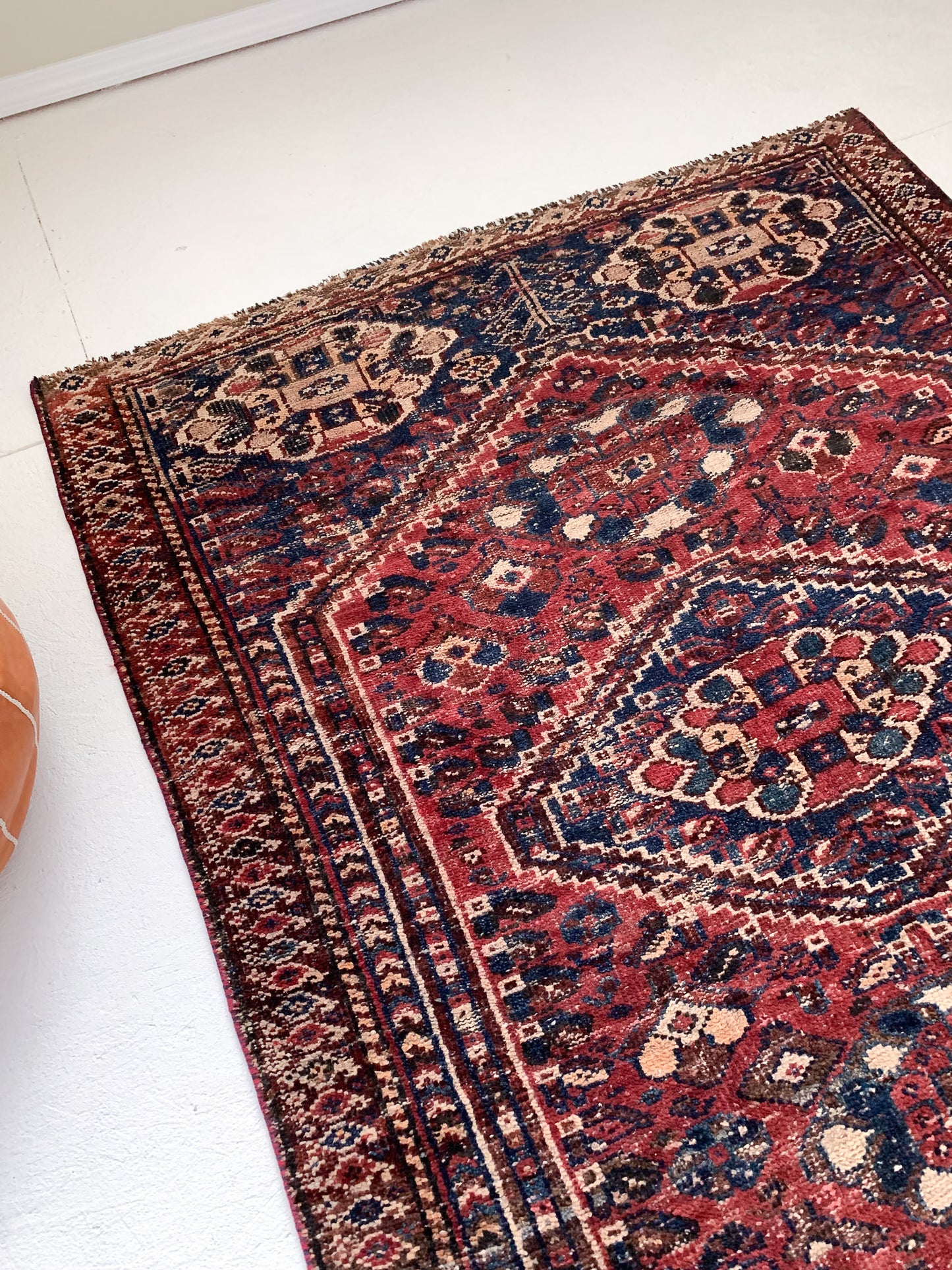 A1122 - 4.5' x 6.1' Vintage Persian Shiraz Area Rug