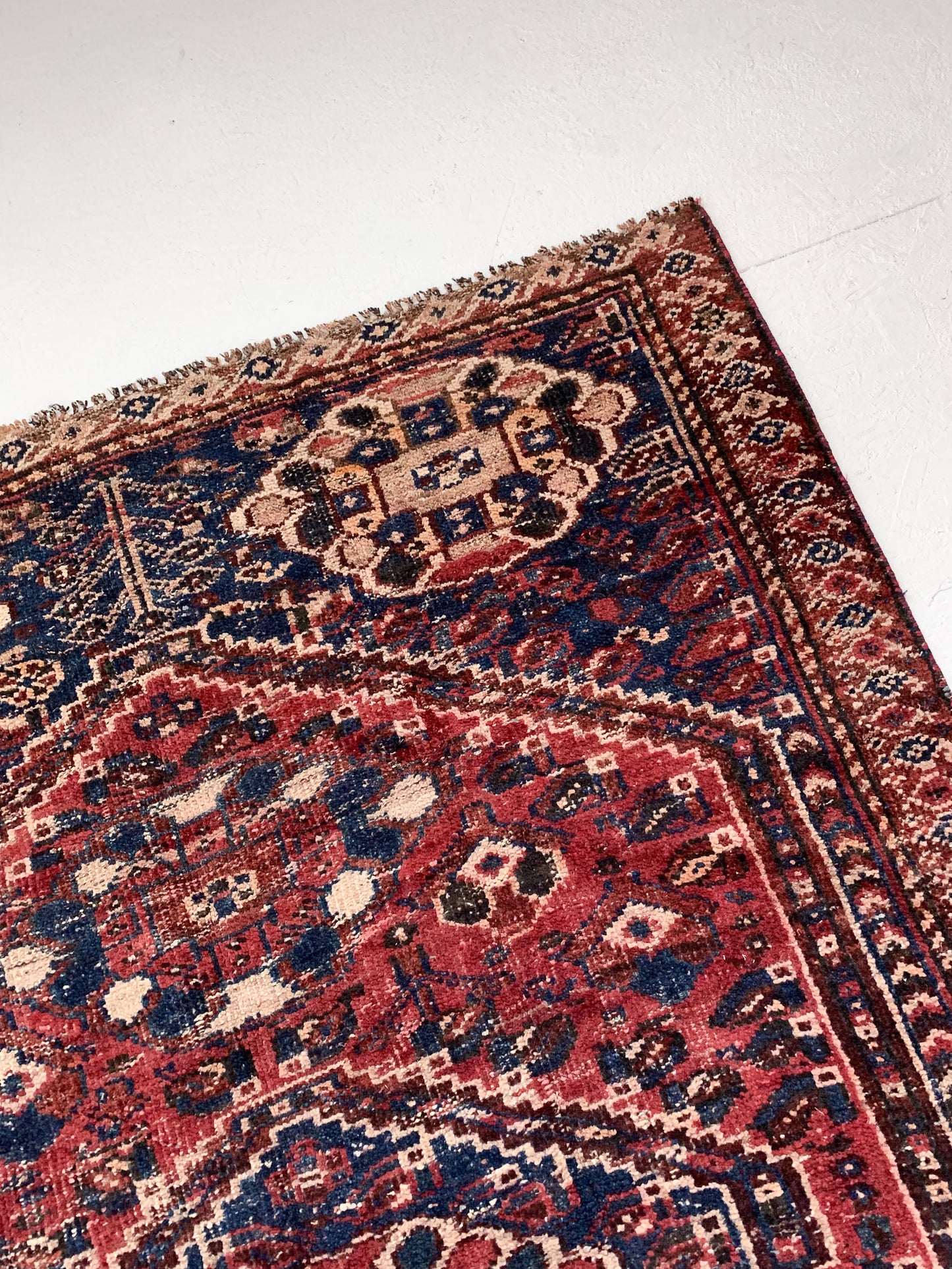 A1122 - 4.5' x 6.1' Vintage Persian Shiraz Area Rug