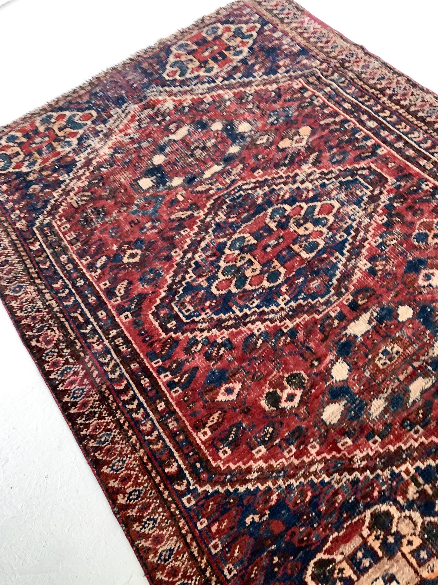 A1122 - 4.5' x 6.1' Vintage Persian Shiraz Area Rug