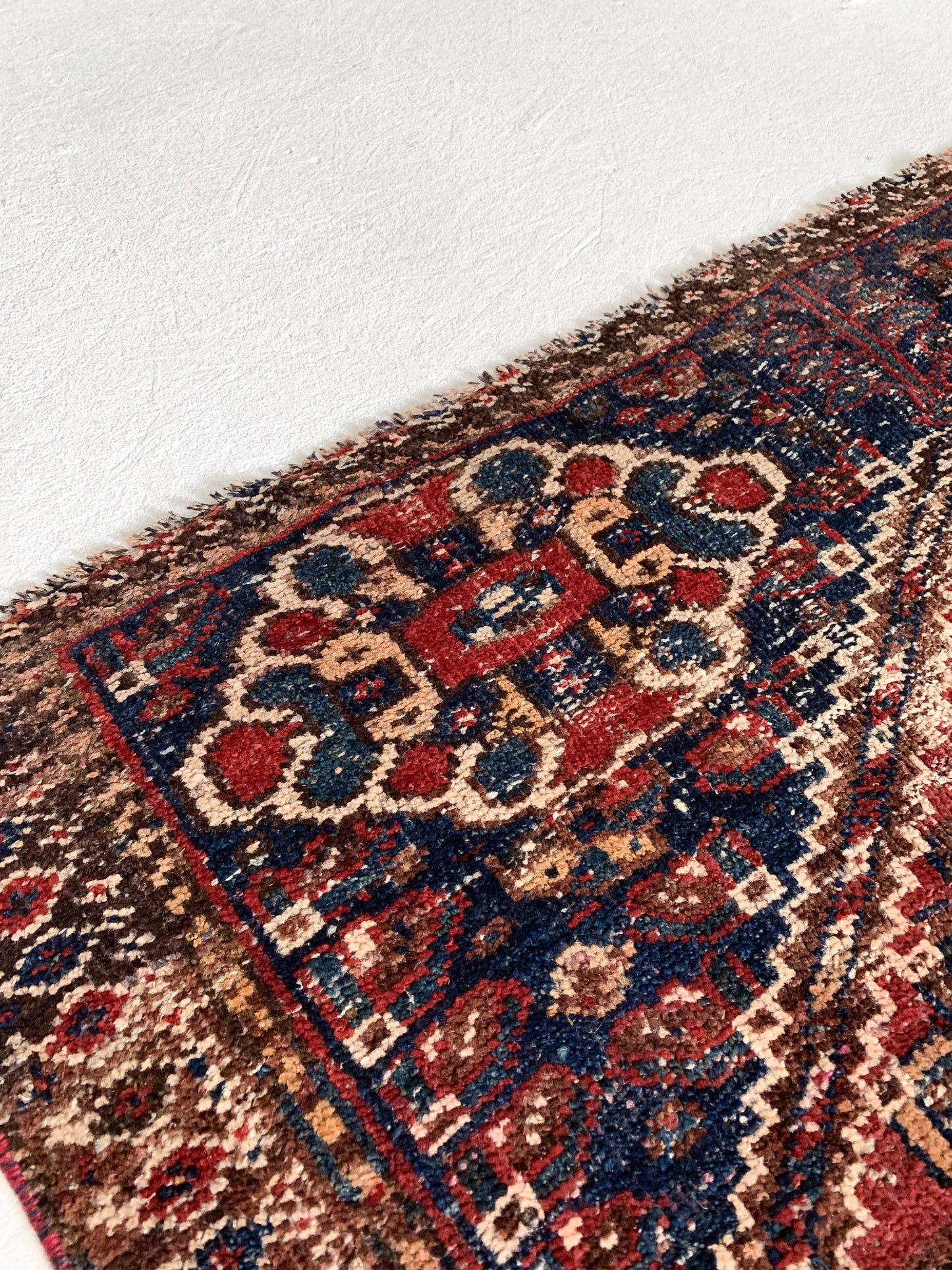 A1122 - 4.5' x 6.1' Vintage Persian Shiraz Area Rug