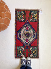 Load image into Gallery viewer, No. 554 - 1.5&#39; x 3.2&#39; Vintage Turkish Mini Rug

