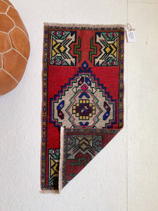 No. 554 - 1.5' x 3.2' Vintage Turkish Mini Rug