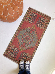 No. 559- 1.6' x 3.6' Vintage Turkish Mini Rug