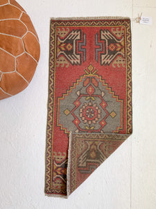 No. 559- 1.6' x 3.6' Vintage Turkish Mini Rug