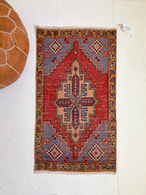 Load image into Gallery viewer, No. 558- 1.7&#39; x 3.1&#39; Vintage Turkish Mini Rug
