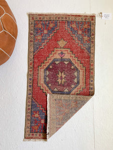 No. 557 - 1.7' x 3.2' Vintage Turkish Mini Rug