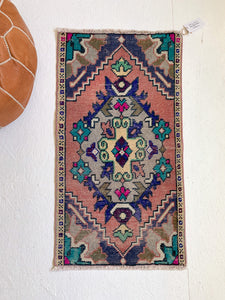 No. 556 - 1.7' x 3.2' Vintage Turkish Mini Rug