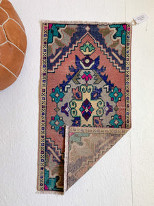 No. 556 - 1.7' x 3.2' Vintage Turkish Mini Rug