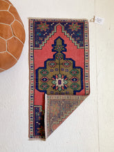 Load image into Gallery viewer, Reserved for Omar - No. 553 - 1.5&#39; x 3.1&#39; Vintage Turkish Mini Rug
