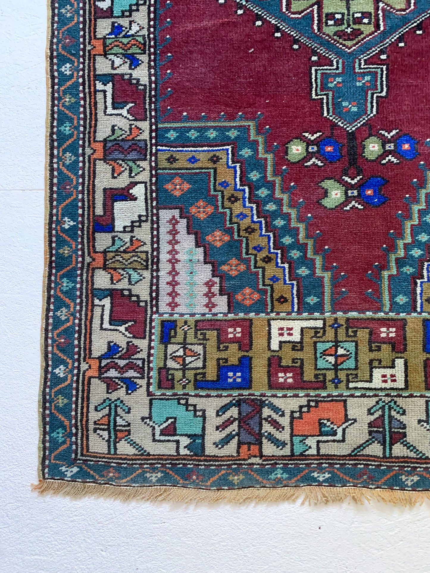 No. A1050 - 3.4' x 6.4' Vintage Turkish Area Rug