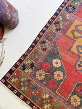 Load image into Gallery viewer, No. A1051 - 4.2&#39; x 9.1&#39; Vintage Turkish Area Rug
