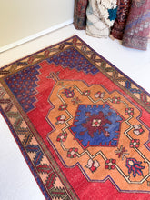 Load image into Gallery viewer, A1052 - 4.1&#39; x 7.8&#39; Vintage Turkish Area Rug
