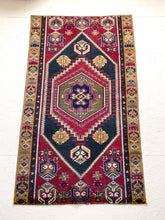 Load image into Gallery viewer, No. A1073 - 3.0&#39; x 5.1&#39; Vintage Turkish Area Rug
