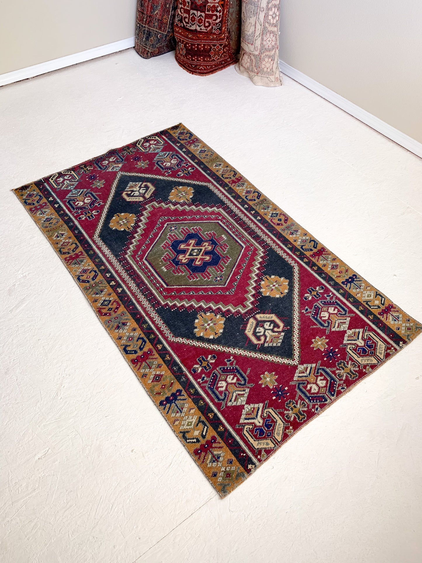 Reserved for Kathy - No. A1073 - 3.0' x 5.1' Vintage Turkish Area Rug