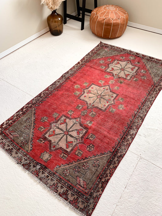 No. A1071 - 3.3' x 6.2' Vintage Turkish Area Rug