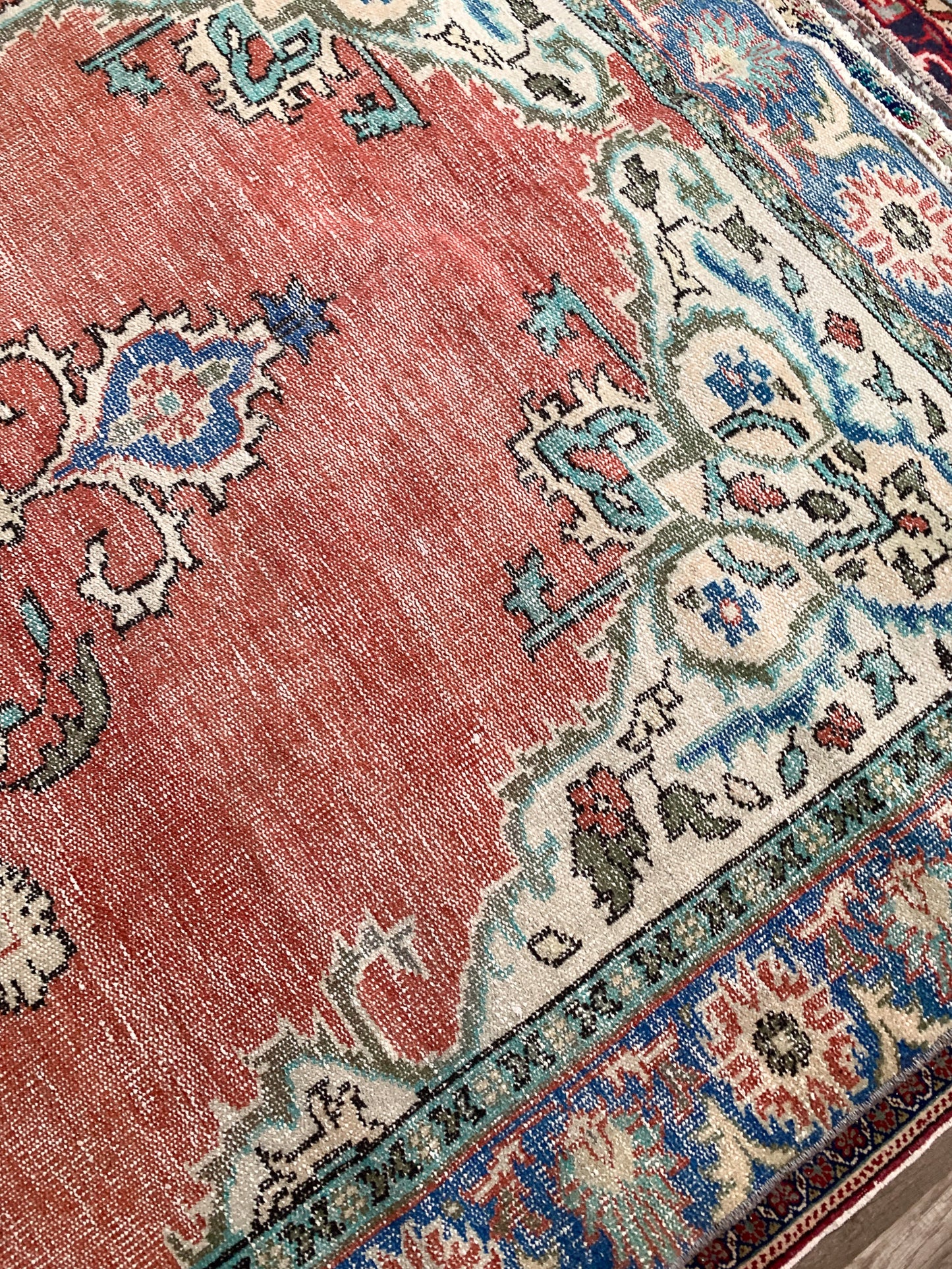 No. A1125 - 5.6' x 9.4' Vintage Turkish Area Rug