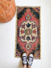 Load image into Gallery viewer, No. 562 - 1.6&#39; x 3.4&#39; Vintage Turkish Mini Rug
