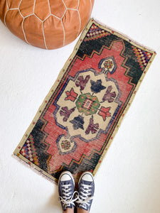 No. 562 - 1.6' x 3.4' Vintage Turkish Mini Rug