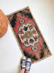 No. 562 - 1.6' x 3.4' Vintage Turkish Mini Rug