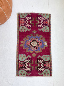 No. 566 - 1.5' x 2.8' Vintage Turkish Mini Rug