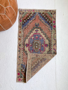 No. 568 - 1.7' x 3.2' Vintage Turkish Mini Rug