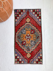 No. 570 - 1.4' x 2.9' Vintage Turkish Mini Rug