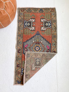 No. 571 - 1.7' x 3.2' Vintage Turkish Mini Rug