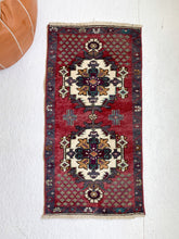 Load image into Gallery viewer, No. 572 - 1.5&#39; x 3.0&#39; Vintage Turkish Mini Rug
